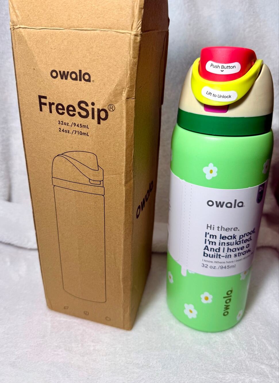 Owala FreeSip stainless steel water bottle in the "Darling Daisy" colorway.